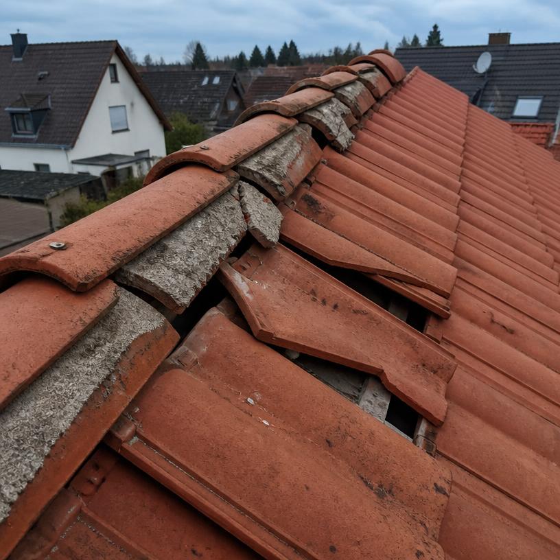 Vom Kunden gesendetes Foto: gelöste Ziegel am First nach Sturm